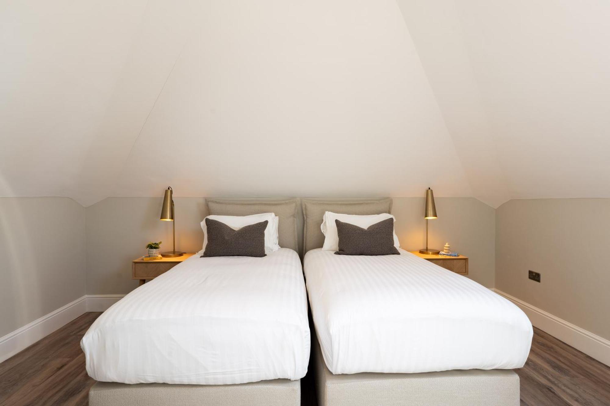 Wellington Place I Your Apartment Бристол Екстериор снимка