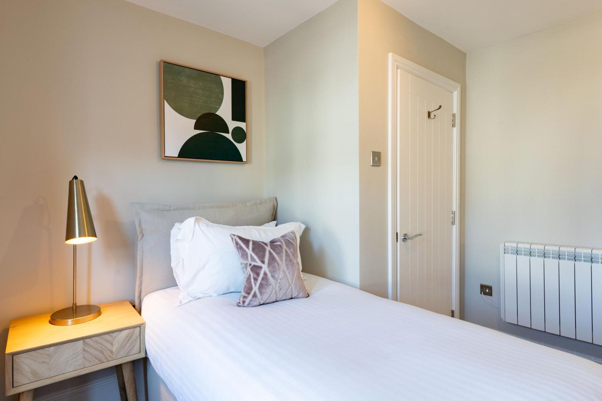 Wellington Place I Your Apartment Бристол Екстериор снимка
