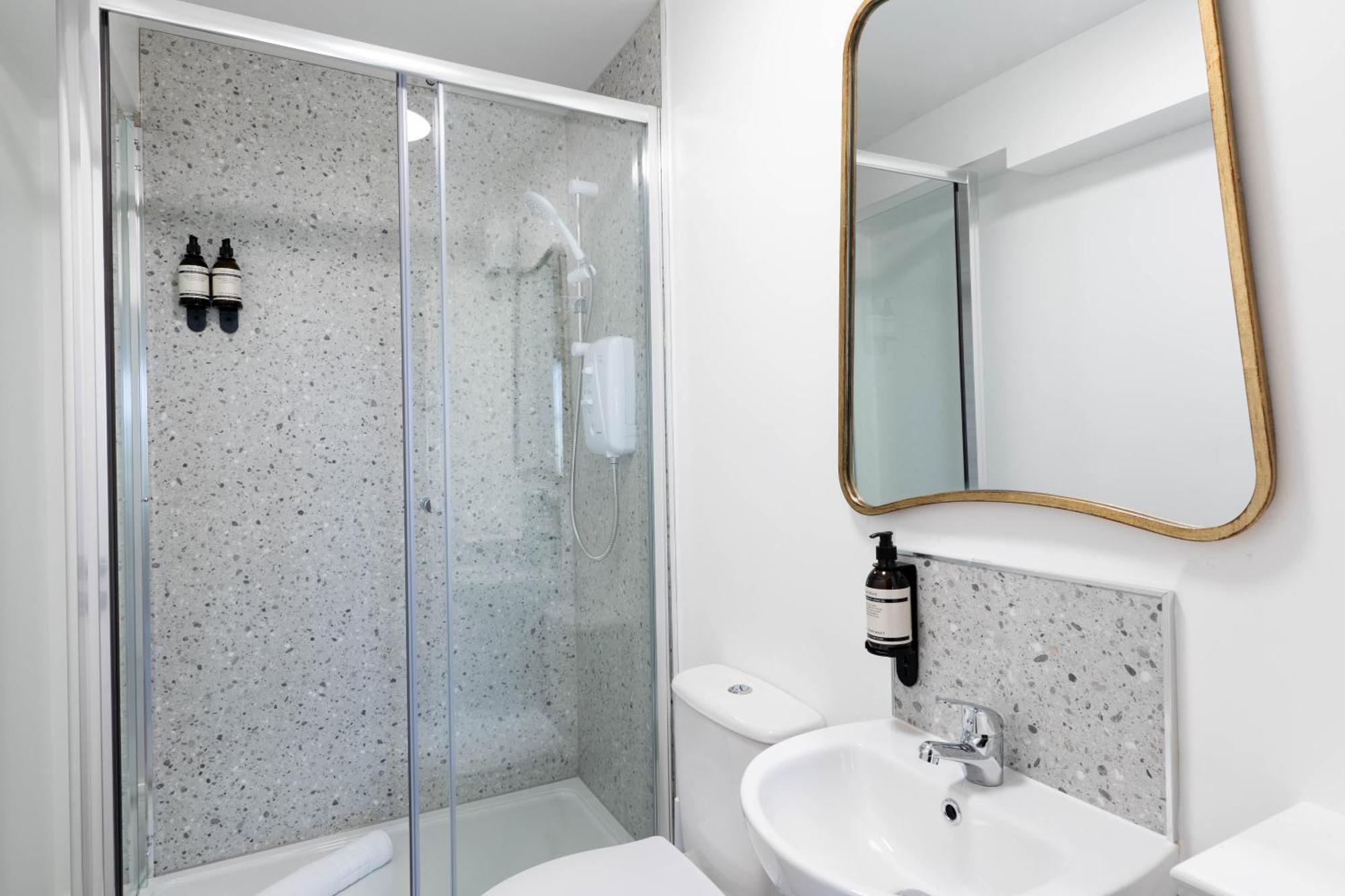 Wellington Place I Your Apartment Бристол Екстериор снимка