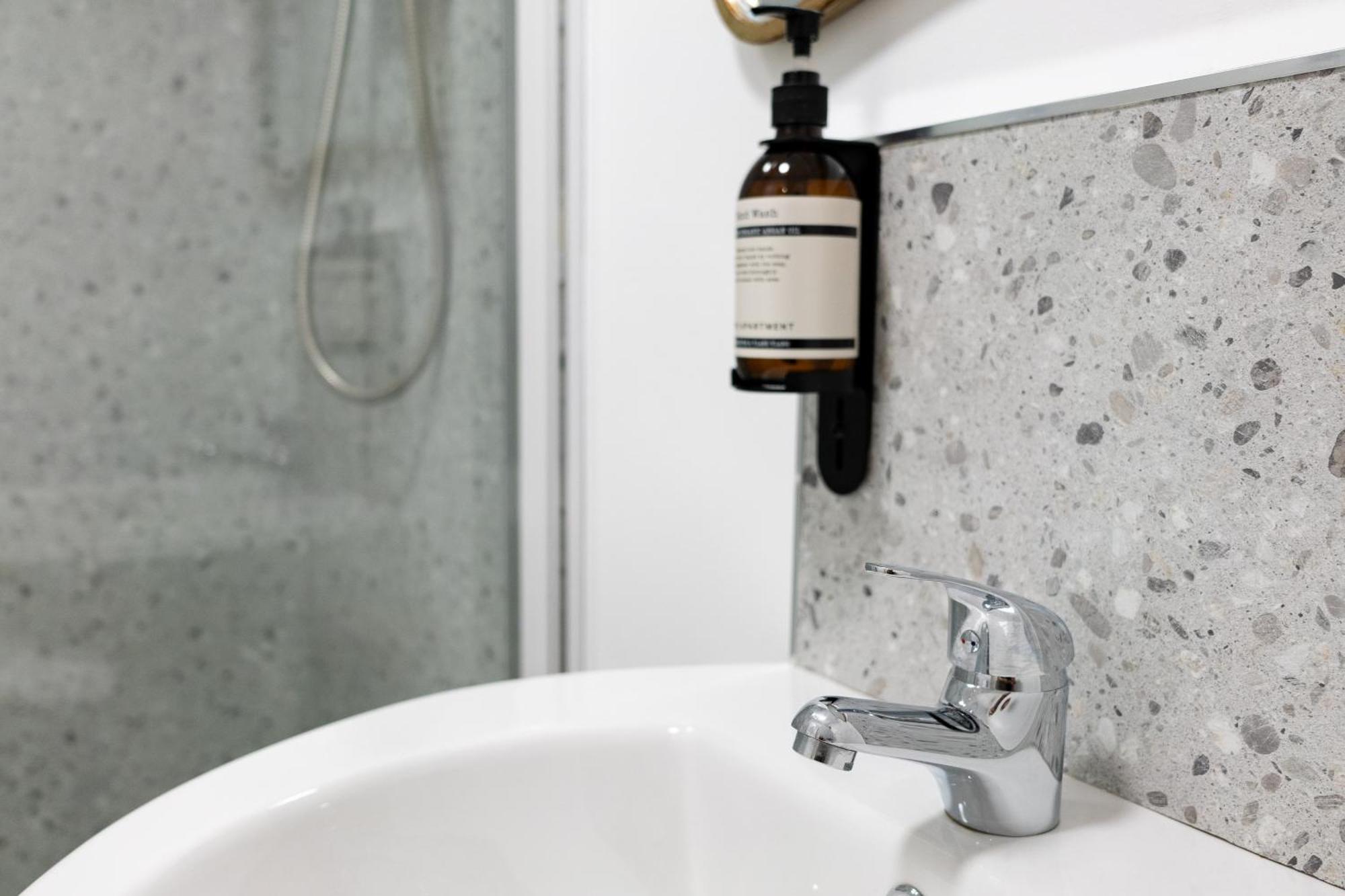 Wellington Place I Your Apartment Бристол Екстериор снимка