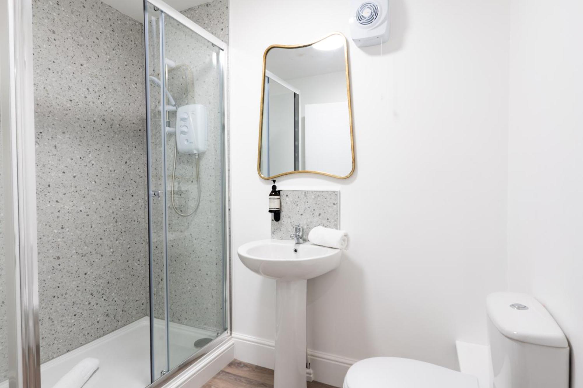 Wellington Place I Your Apartment Бристол Екстериор снимка
