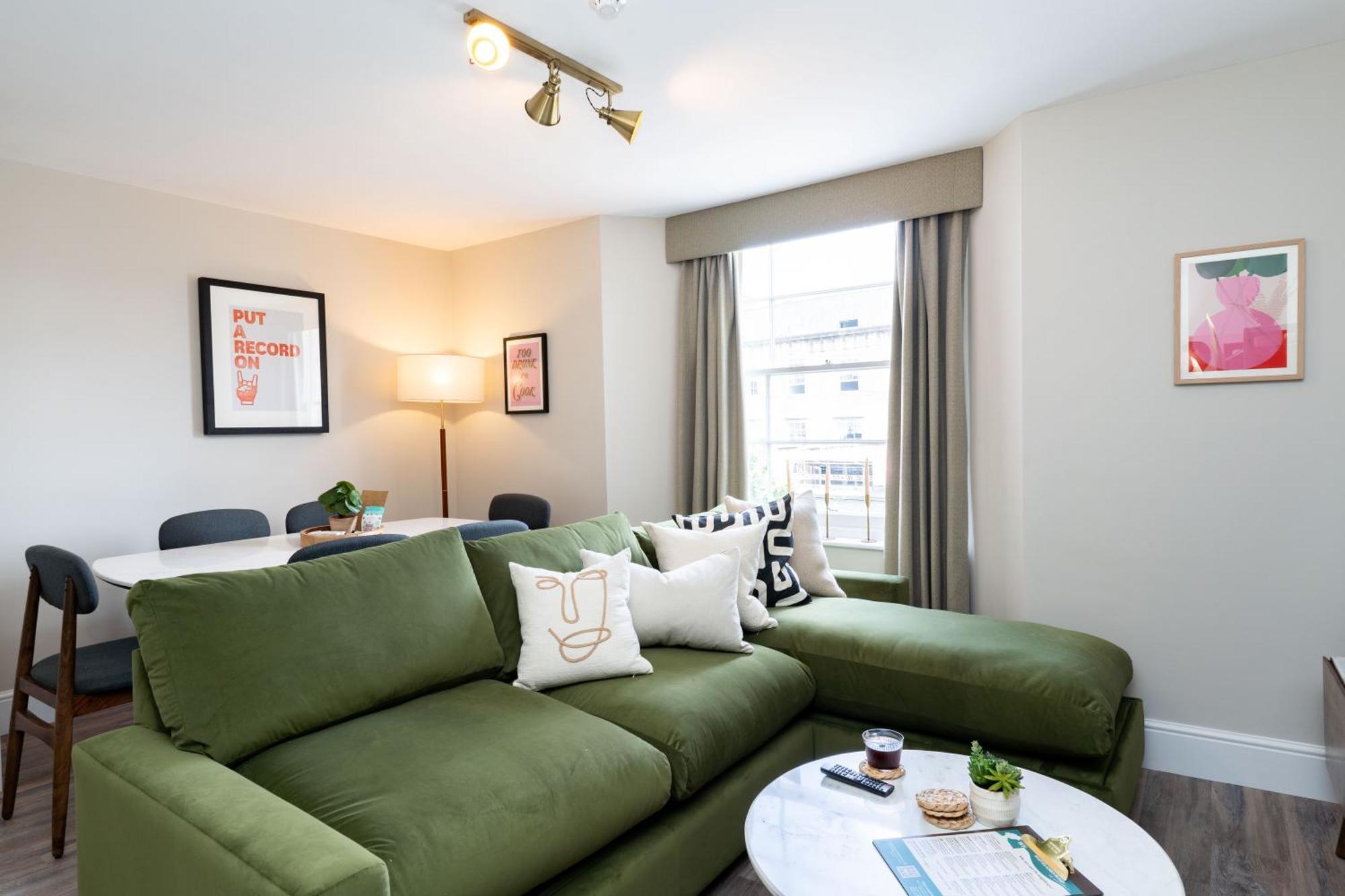 Wellington Place I Your Apartment Бристол Екстериор снимка