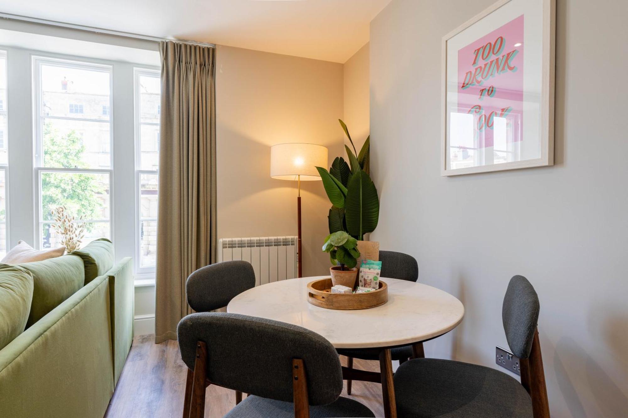 Wellington Place I Your Apartment Бристол Екстериор снимка