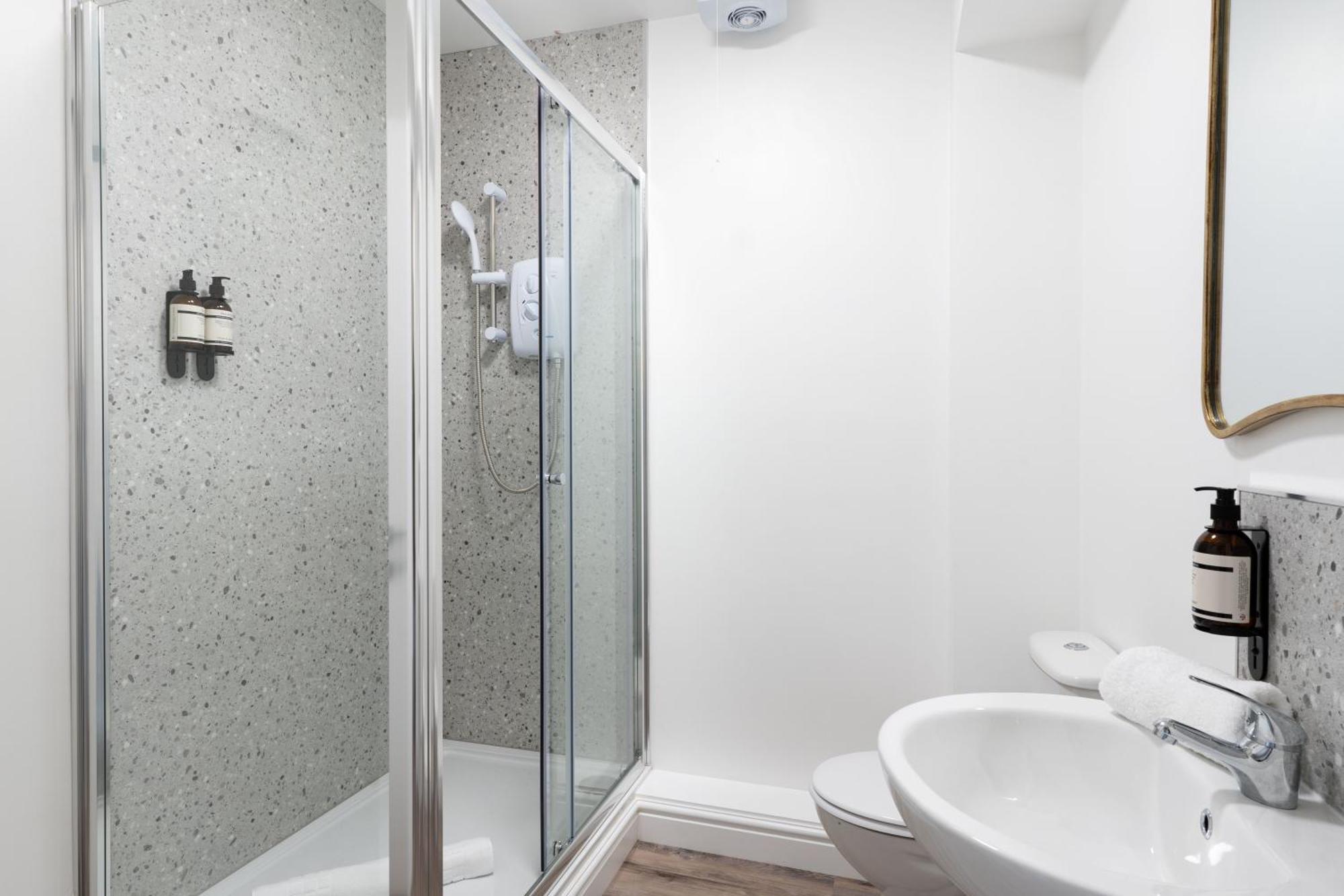 Wellington Place I Your Apartment Бристол Екстериор снимка