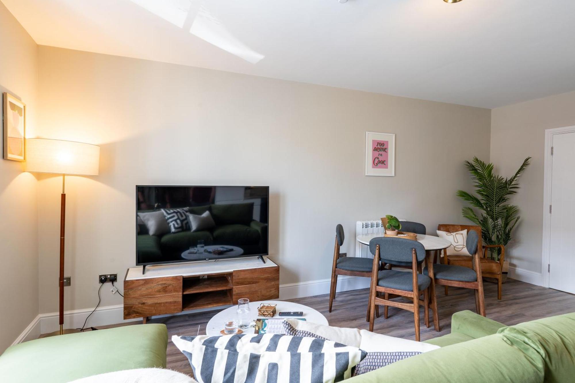 Wellington Place I Your Apartment Бристол Екстериор снимка