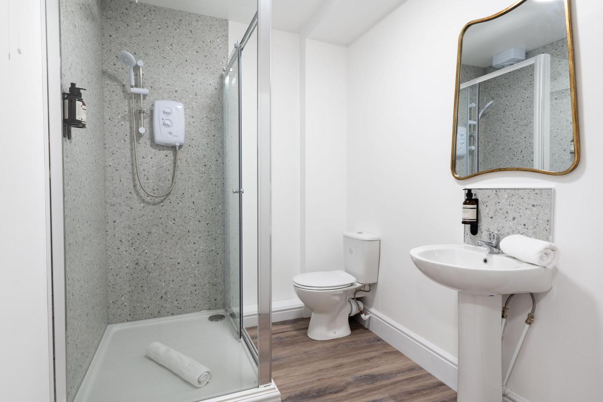 Wellington Place I Your Apartment Бристол Екстериор снимка